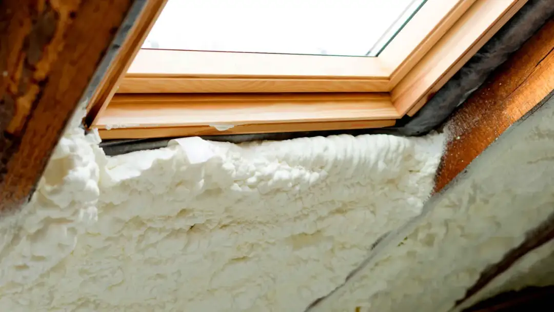 Jak docieplić okno dachowe i uniknąć strat ciepła w domu