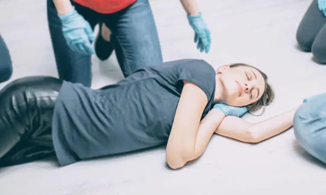 Co to jest pozycja bezpieczna i jak może uratować życie?