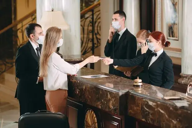 Co robi recepcjonistka w hotelu? Odkryj jej kluczowe obowiązki
