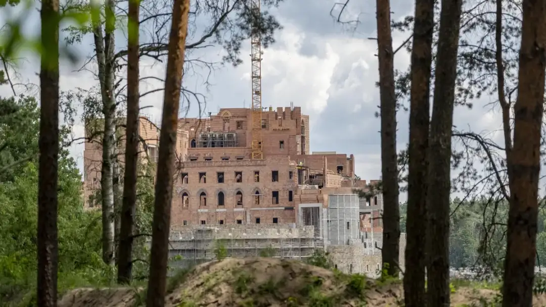 Gigantyczny zamek w środku Puszczy Noteckiej – kontrowersje i plany