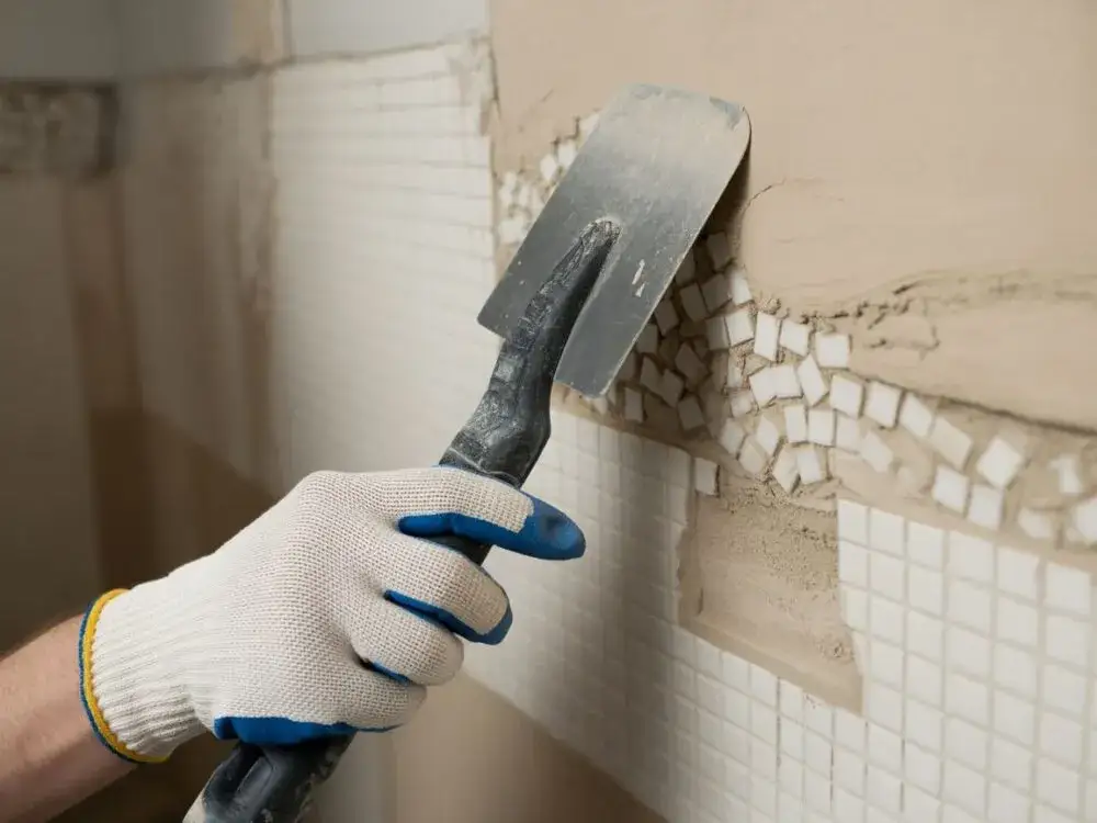 Usuwanie tynku mozaikowego: Zrób to sam i uniknij pułapek!