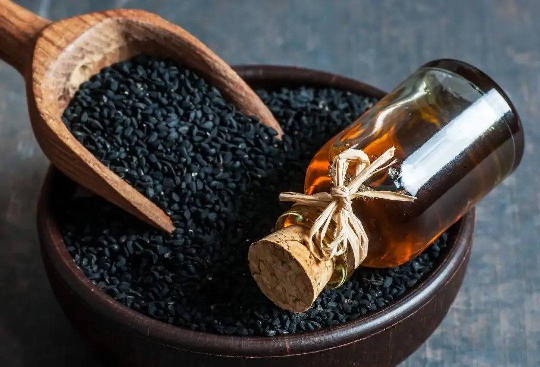 Olej z czarnuszki: Dawkowanie, jak stosować? Uniknij błędów!