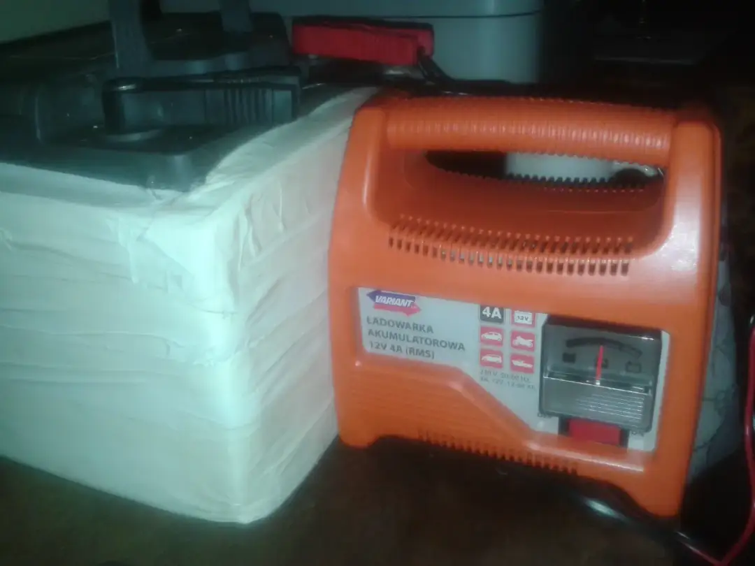 Jak prostownik pokazuje naładowany akumulator i co oznaczają diody