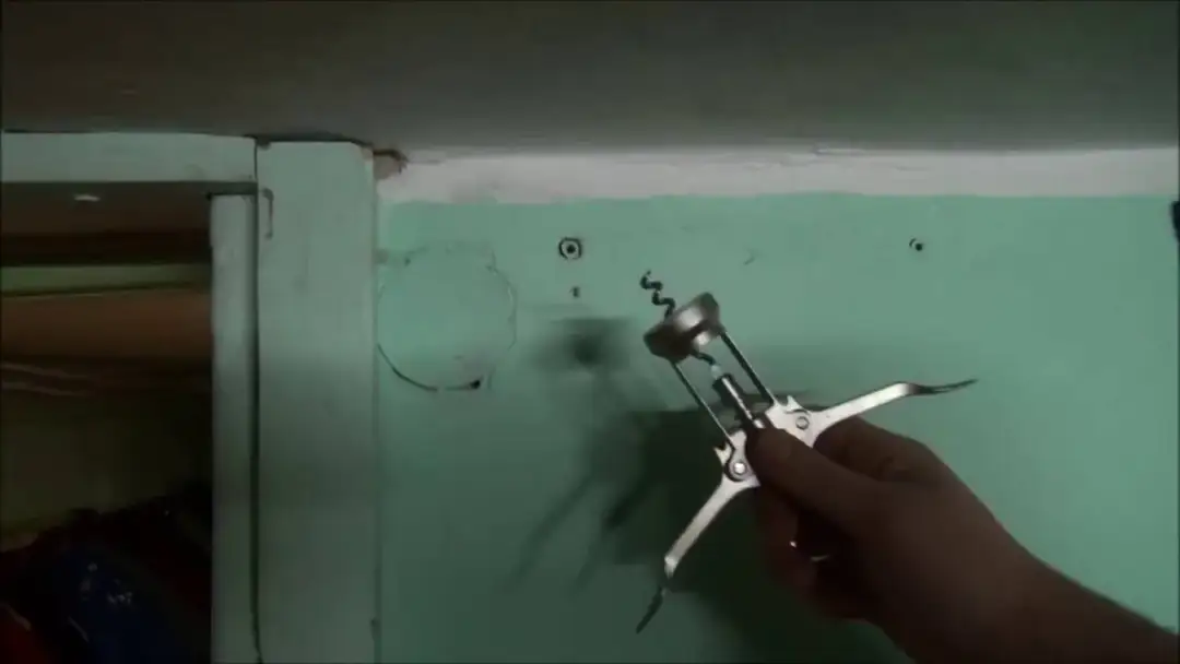 Jak wyciągnąć kołki ze ściany bez uszkadzania tynku - sprawdzone metody