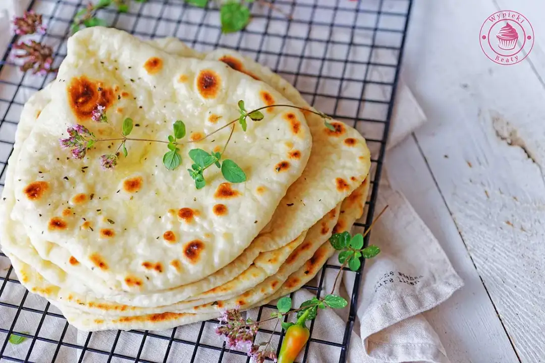 Naan w domu: idealny przepis krok po kroku na puszyste placki!