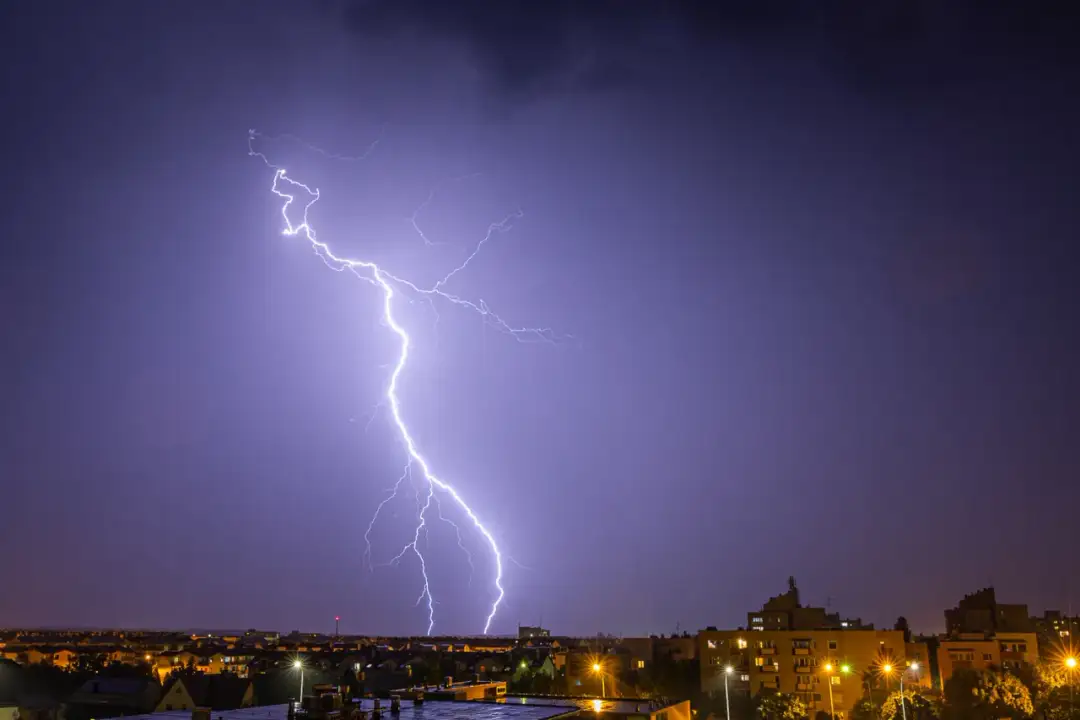 Jak zrobić zdjęcia piorunów? Poradnik: Bezpieczeństwo i ustawienia.