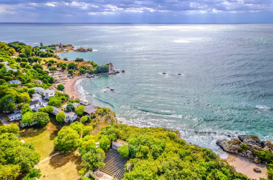 Tanie wakacje: Gdzie lecieć, by nie zbankrutować? Sprawdź hity!