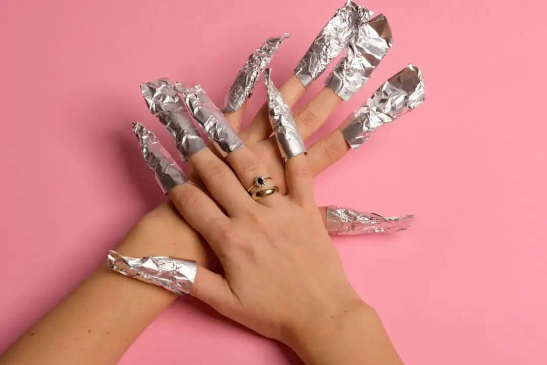 Jak bezpiecznie zmywać hybrydę? Krok po kroku dla zdrowych paznokci