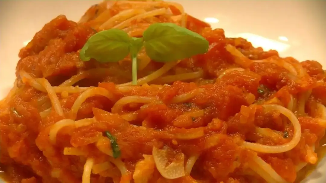 Szybkie spaghetti z przecierem pomidorowym - prosty przepis na obiad