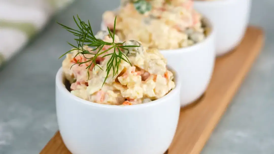 Czy sałatka jarzynowa jest tucząca? Odkryj prawdę o kaloriach