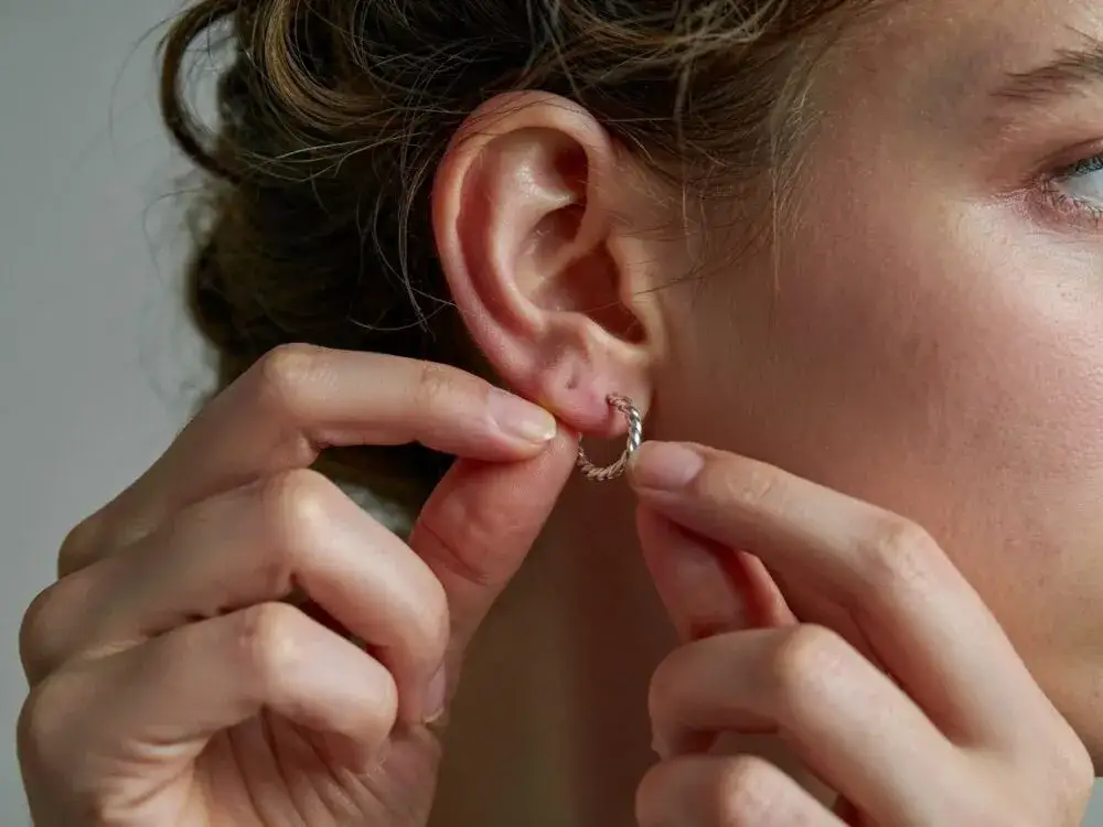 Jak założyć kolczyki kółka bez bólu i z łatwością