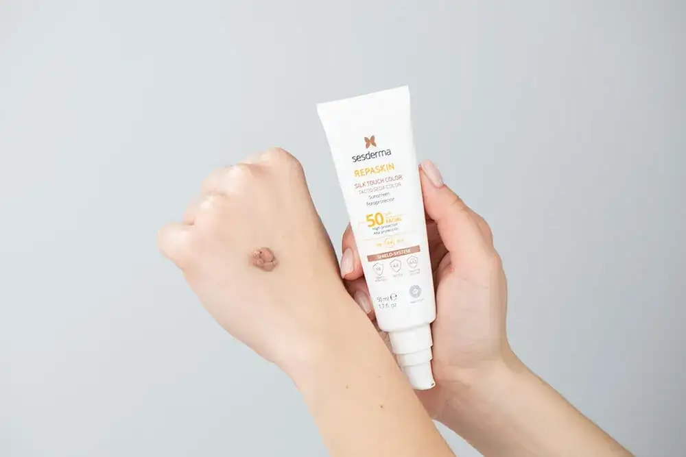 Krem koloryzujący z filtrem 50: Idealne połączenie makijażu i ochrony