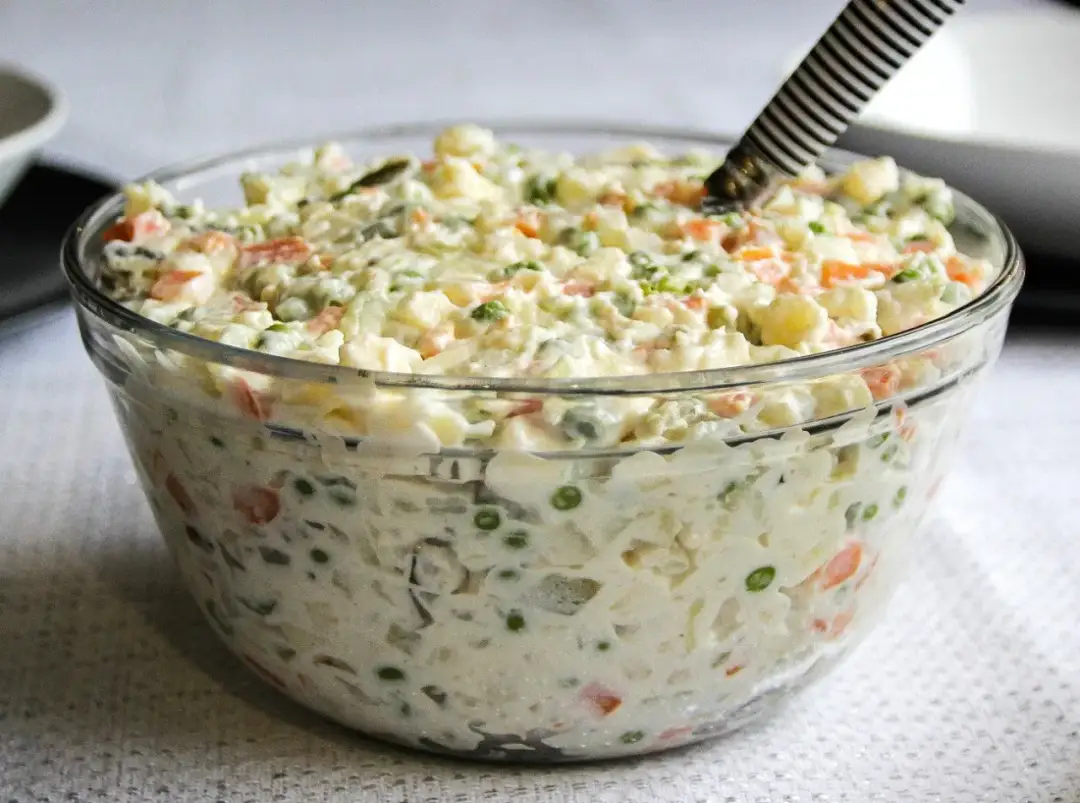 Jak kreatywnie wykorzystać sałatkę jarzynową i uniknąć marnotrawstwa