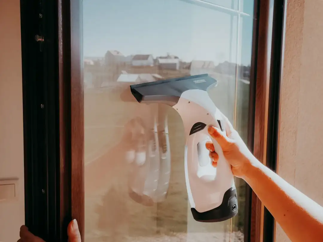 Jak dokładnie umyć okna: 7 skutecznych technik bez smug