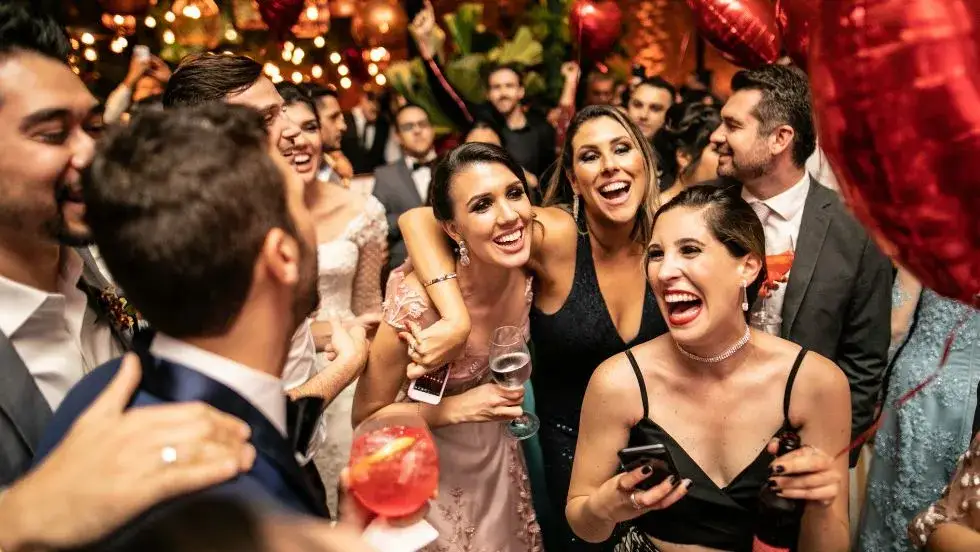 Jak się ubrać na wesele w lecie, aby czuć się komfortowo i stylowo