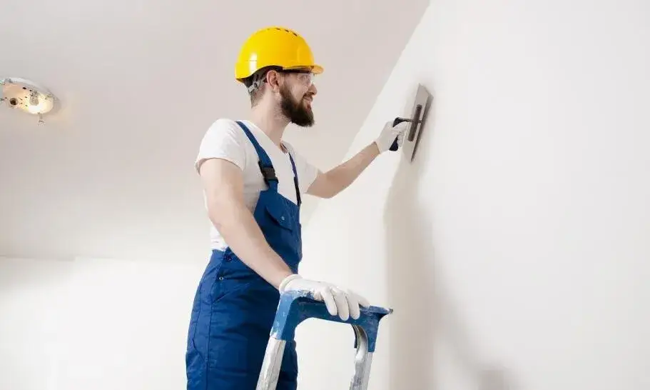 Czy tynki gipsowe trzeba szpachlować, aby uzyskać idealne wykończenie?