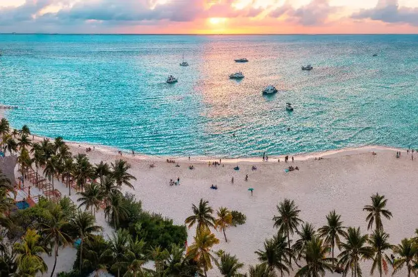 Ile trwa lot do Cancun z Polski: praktyczny czas podróży i przesiadki