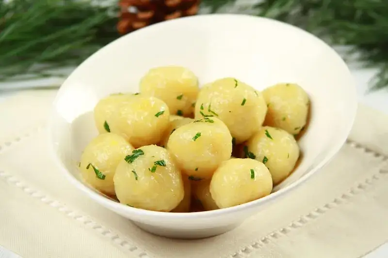 Jak zrobić kluski z tartych ziemniaków i gotowanych - prosta receptura