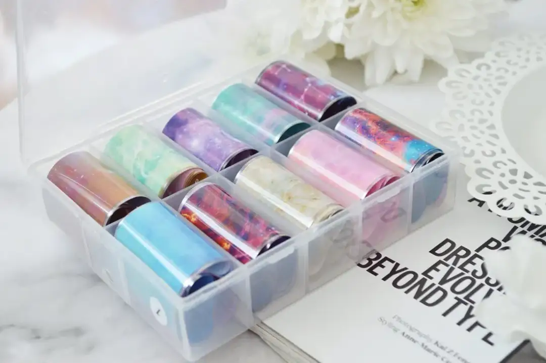 Jak używać folii transferowej do paznokci - proste kroki i porady