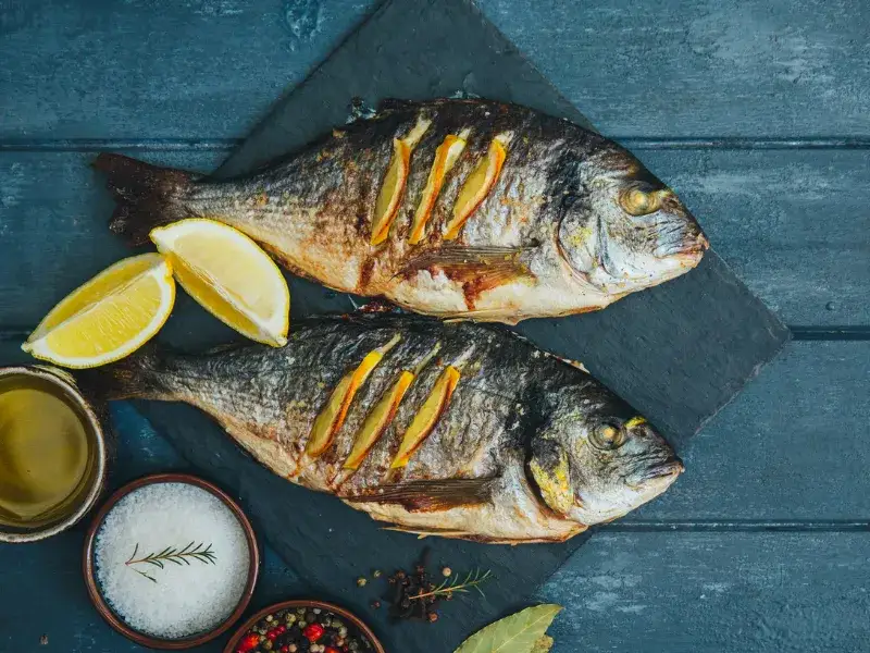 Jak piec doradę w piekarniku, by była soczysta i aromatyczna