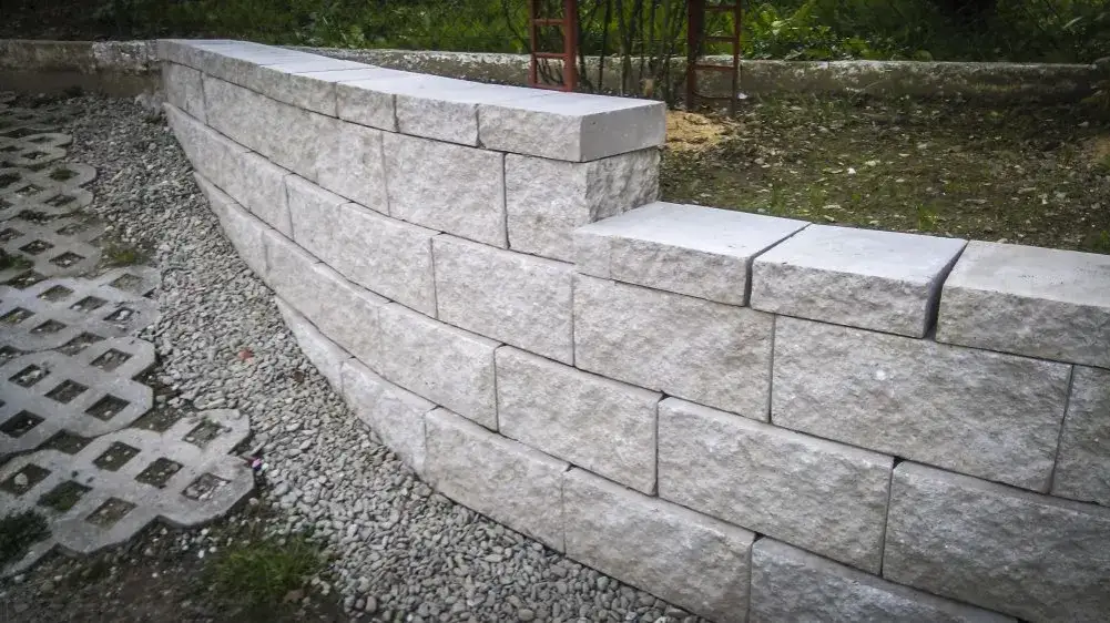 Bloczki betonowe na mur oporowy: jak skutecznie stabilizować grunt