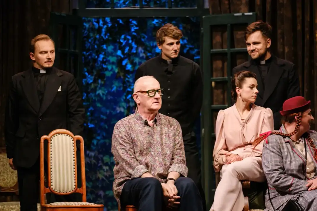 Spektakl o co biega - odkryj jego intrygującą fabułę i przesłanie