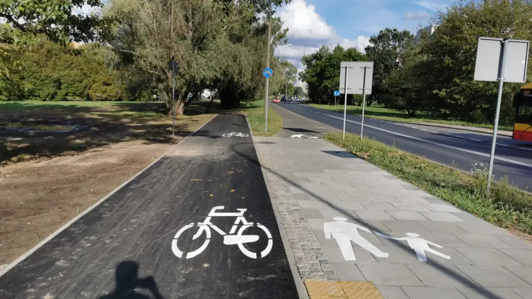 Czy motorowerem można jeździć po ścieżce rowerowej? Sprawdź przepisy!