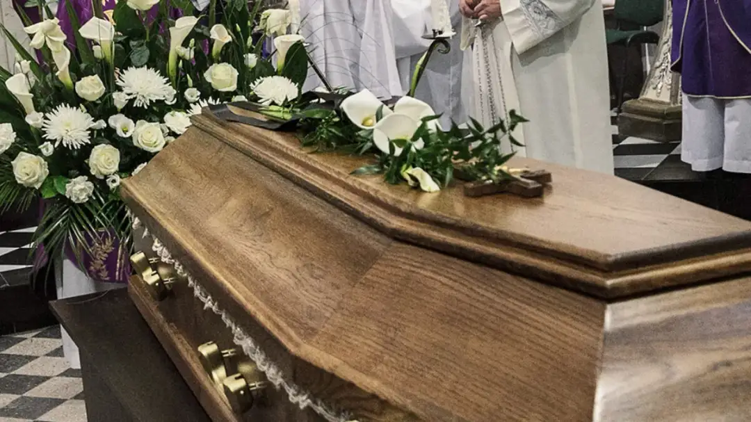 Ile trwa pogrzeb na cmentarzu? Poznaj czas trwania ceremonii pogrzebowych