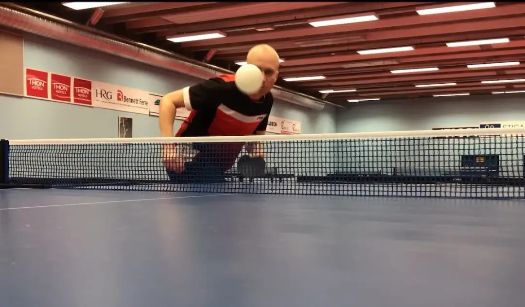 Czy w tenisie stołowym trzeba serwować po skosie: Poznaj zasady serwisu