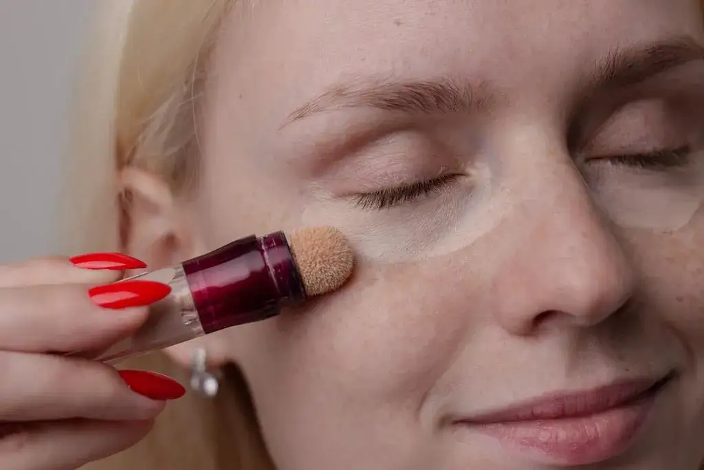 Najlepsze korektory pod oczy po 50, które ukryją zmarszczki i cienie