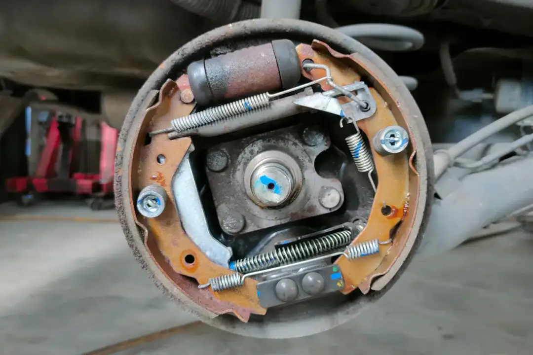 Jak działają hamulce w naczepie? Poznaj kluczowe mechanizmy bezpieczeństwa