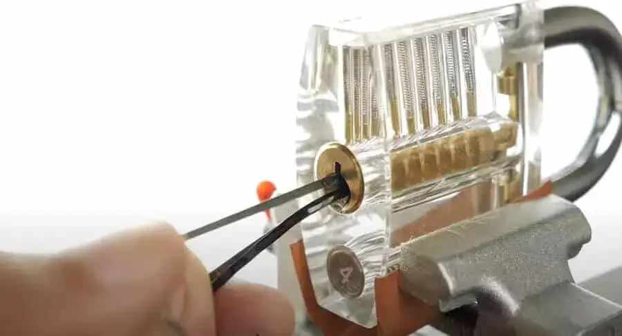 Jak otworzyć zamek w szafce BHP bez klucza i uniknąć uszkodzeń