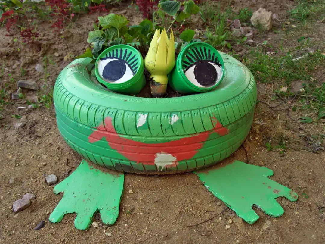 Kreatywne wykorzystanie opony do ogrodu jako żaby. Pomysł na ozdobę z recyklingu, która przyciąga wzrok.