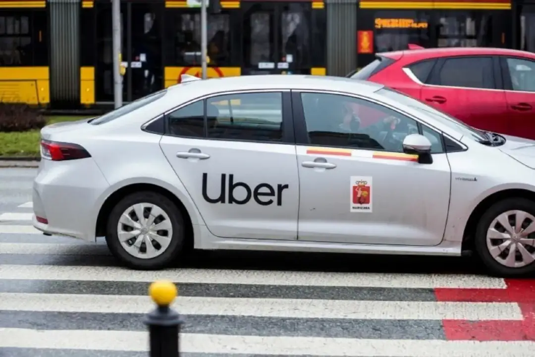 Co to jest Uber taxi i jak różni się od tradycyjnych taksówek?