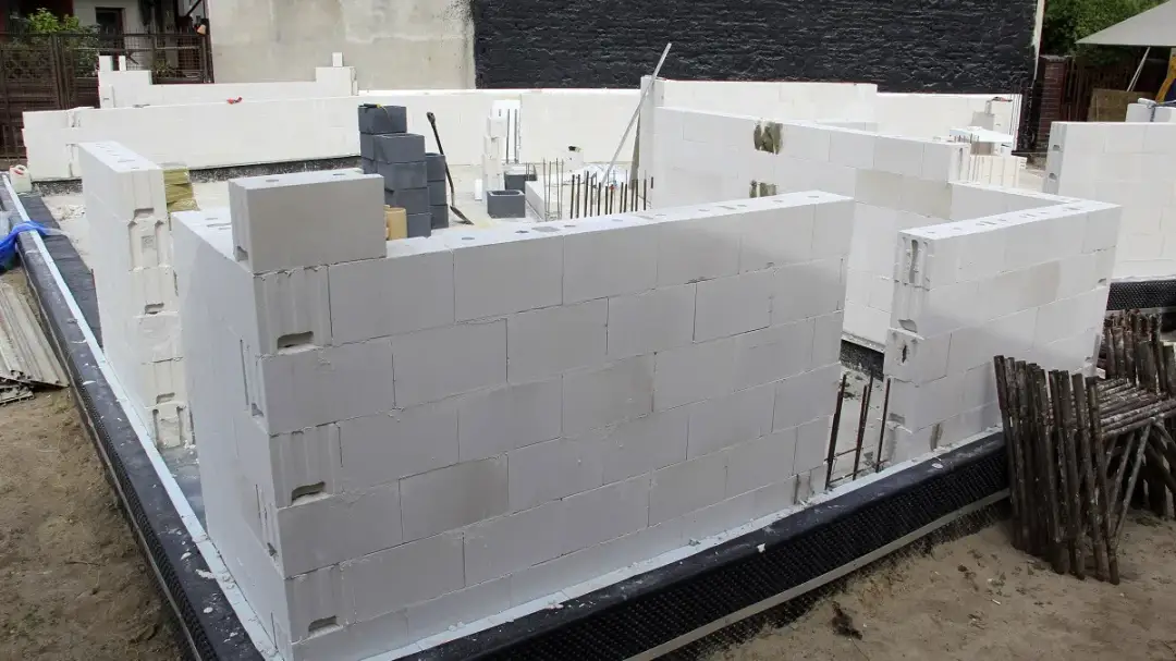 Dom z silikatów: Opinie, zalety i wady budownictwa silikatowego