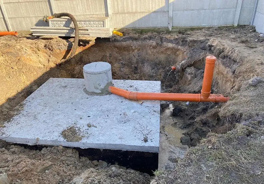 Szambo z kręgów betonowych: zalety, wady i montaż krok po kroku