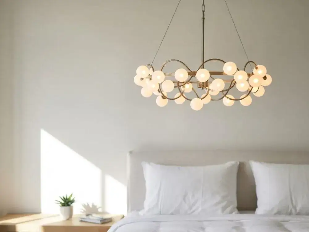 Jak wybrać idealny żyrandol do małej sypialni, by zaoszczędzić przestrzeń