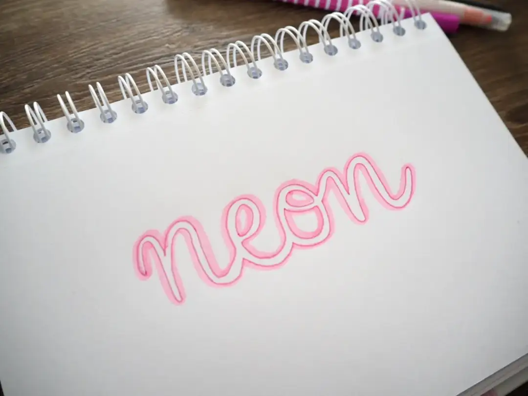 Jak zrobić neonowy napis w Photoshopie - łatwe kroki do efektu blasku