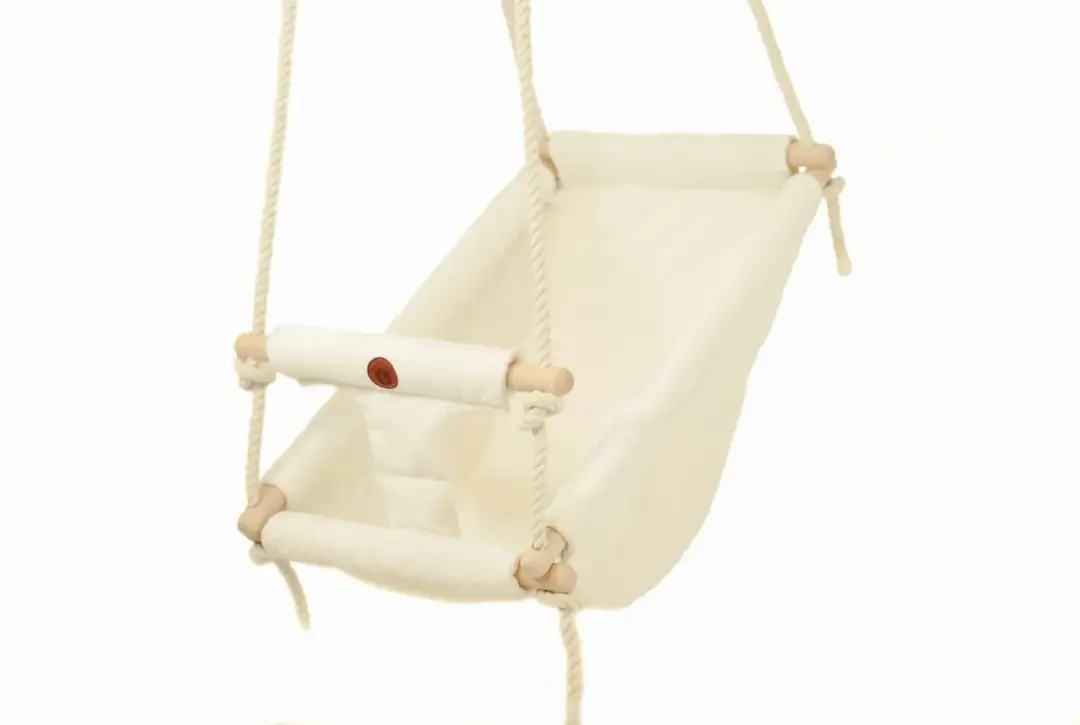 Huśtawka dla niemowlaka od kiedy? Bezpieczne wprowadzenie do zabawy