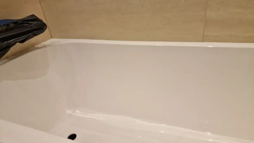 Ile kosztuje renowacja wanny? Zobacz, co wpływa na ceny i wybór