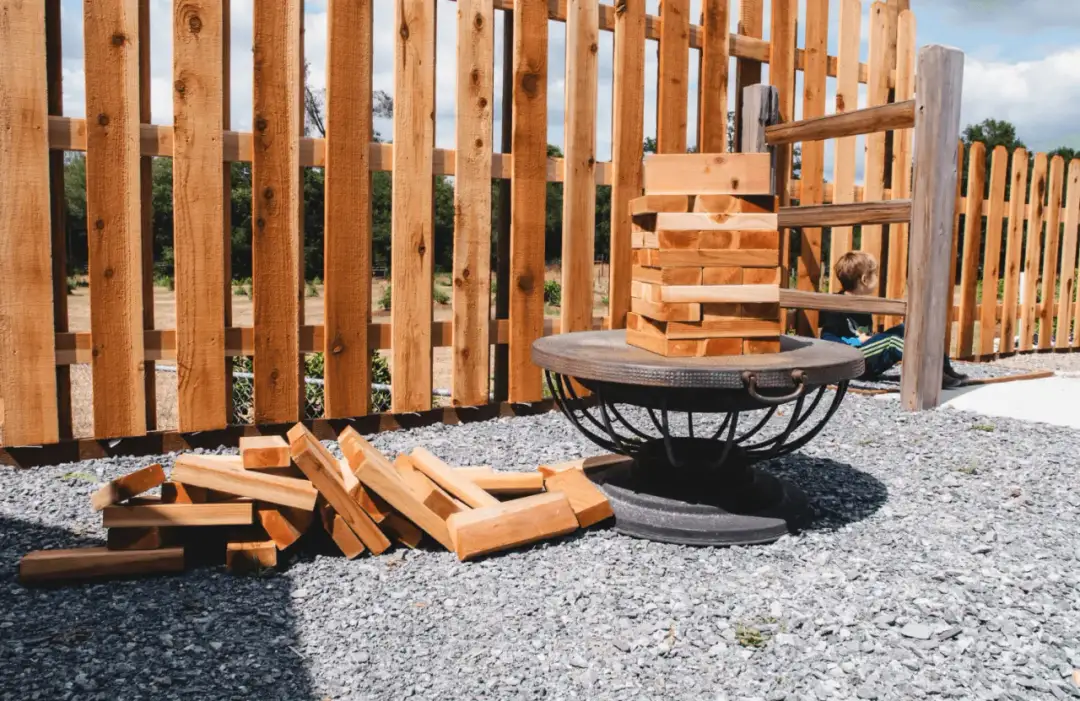 Jakie drewno na płot wybrać, aby uniknąć kosztownych napraw?