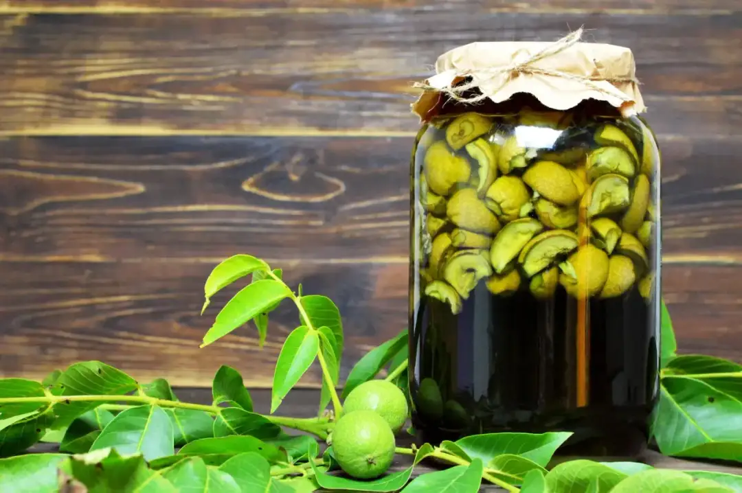 Jak zrobić nalewkę z zielonego orzecha włoskiego - prosty przepis krok po kroku