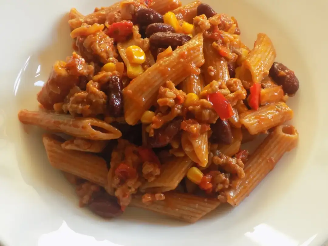 Chili con Carne z makaronem: Tradycyjne danie z twistem
