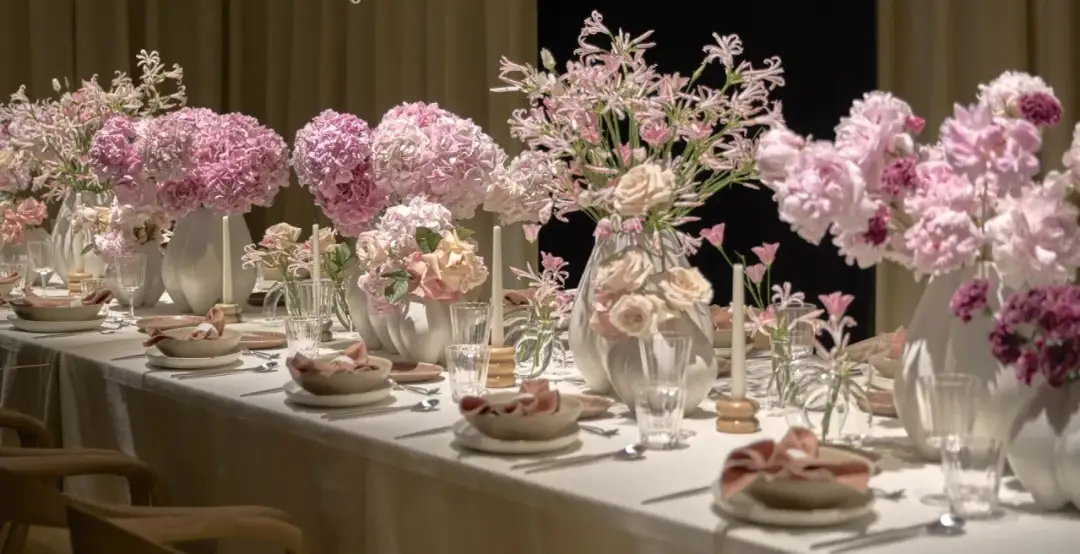 Jakie kwiaty na stół komunijny, aby stworzyć niezapomnianą dekorację?