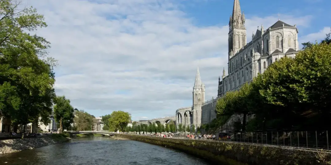Lourdes: miejsce cudów, historia objawień i pielgrzymek w Francji