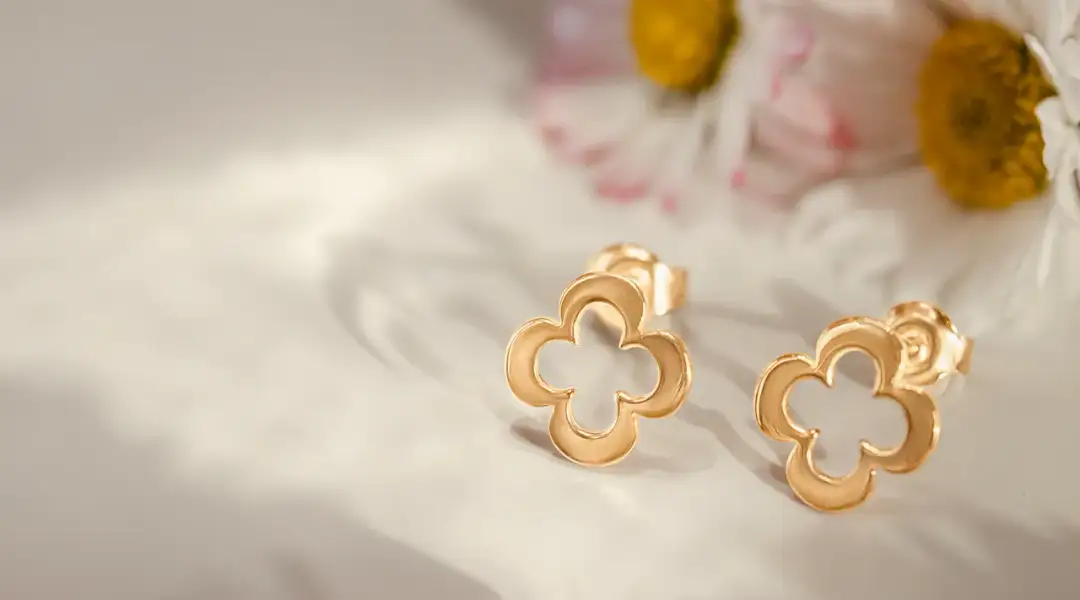 Jakie pierwsze kolczyki dla dziecka wybrać, aby były bezpieczne?