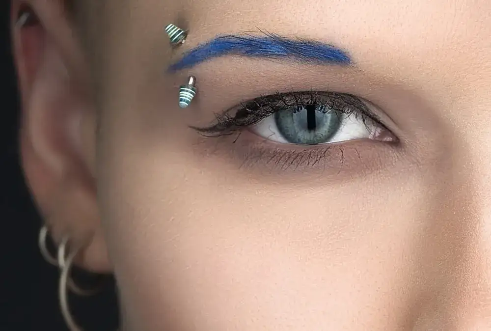 Jak się nazywa kolczyk w brwi? Odkryj różne rodzaje piercingu