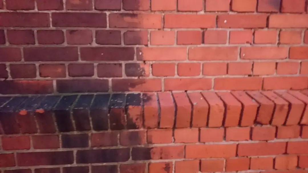 Jak wyczyścić starą cegłę na ścianie bez jej uszkodzenia?