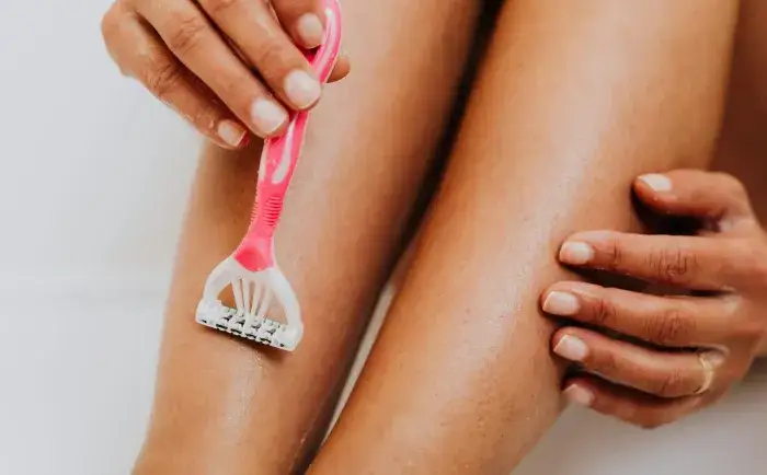 Pianka czy żel do golenia nóg – co wybrać dla delikatnej skóry?