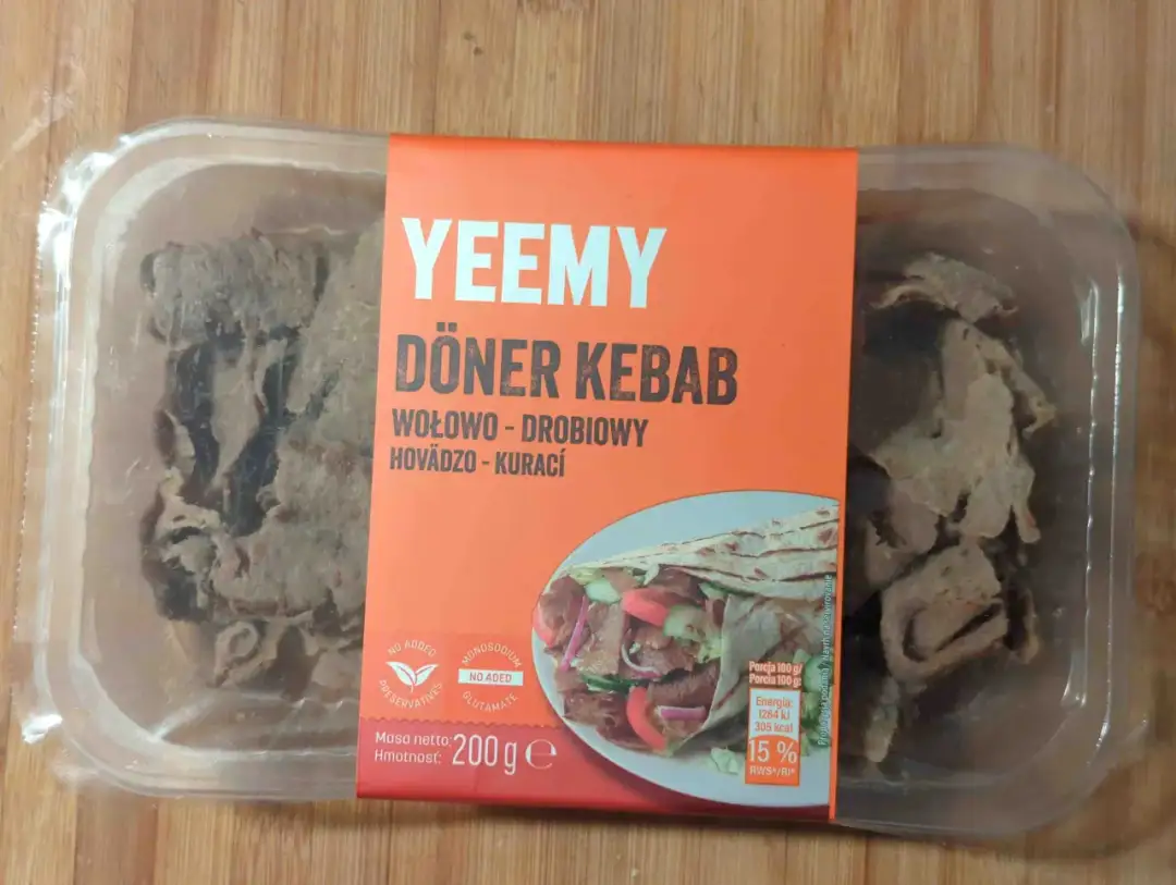 Opakowanie kebaba wołowo-drobiowego z widocznym mięsem i etykietą "YEEMY DÖNER KEBAB".